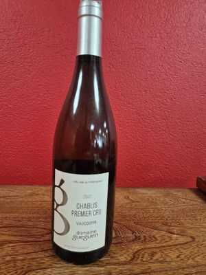 une bouteille de vin posée sur une table en bois