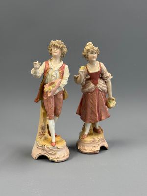 deux figurines d'un homme et d'une femme debout l'un à côté de l'autre