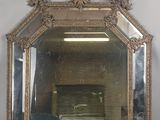 un miroir accroché au mur