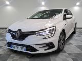 une voiture blanche est garée dans une pièce au sol à carreaux