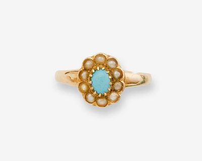 une bague en or sertie d'une turquoise entourée de perles