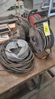 une table sur laquelle se trouvent tout un tas de fils