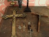 une table en bois sur laquelle sont posés une croix et d'autres objets religieux