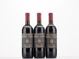 trois bouteilles de vin posées sur une table blanche
