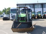 beaucoup de tracteurs garés sur un parking