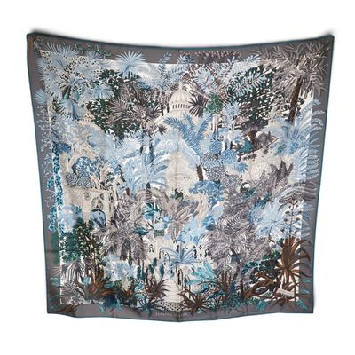 un gros plan d'une écharpe bleue et blanche ornée d'arbres