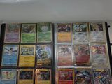 de nombreux types différents de cartes Pokémon sur une étagère