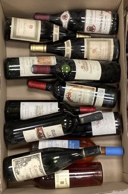 plusieurs bouteilles de vin dans une caisse sur la table