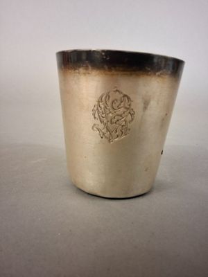 Timbale en argent, monogramme végétalisé.