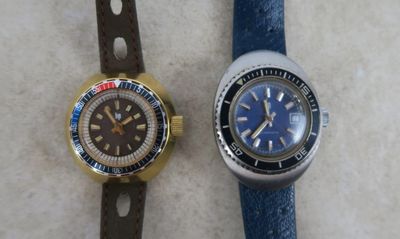 deux montres assises l'une à côté de l'autre sur une table