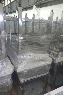 de nombreuses piles de cartons emballés dans du plastique
