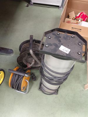 une boîte d'outils posée sur le sol à côté d'une boîte d'outils