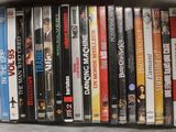 une photo montrant une collection de DVD sur une étagère
