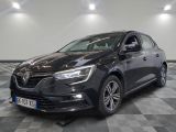 la voiture noire est garée sur un sol en damier dans le garage