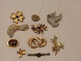 tout un tas de broches posées sur une table
