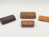 trois petites boîtes en bois sont posées sur une surface blanche