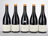 quatre bouteilles de vin sont alignées