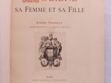 un livre ouvert sur lequel figure un blason