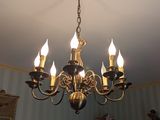 un lustre à cinq lumières suspendu au plafond