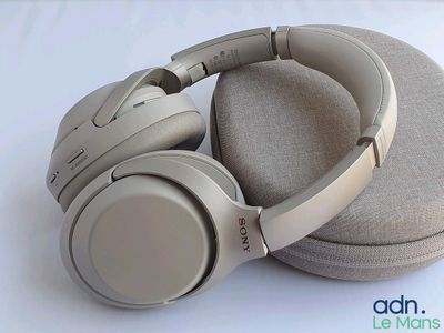 le casque est posé sur un étui, lui-même posé sur une surface blanche