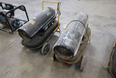 deux compresseurs d'air posés sur un chariot dans un entrepôt