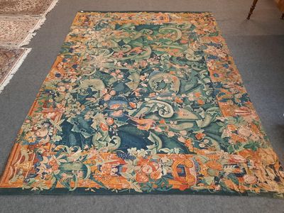 un tapis sur le sol dans une pièce avec une chaise