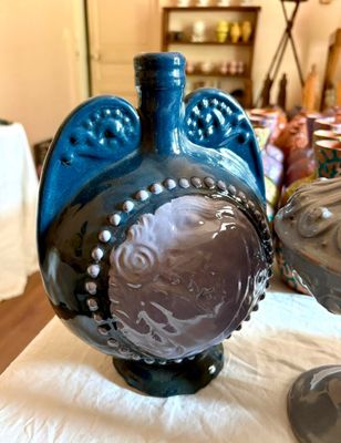 deux vases posés sur une table