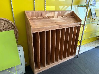 une étagère en bois avec une chaise verte devant un mur jaune