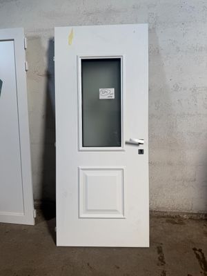 une porte blanche avec un vitrage, une porte blanche avec un vitrage, une porte blanche avec un vitrage et une porte blanche avec un vitrage