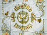 un foulard carré bleu et blanc orné d’un motif d’oiseaux et de fleurs