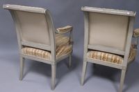 Paire de fauteuils en bois laqué gris à dossiers renversés, … (photo 5)