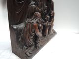 une statue représentant un homme et une femme assis sur un banc
