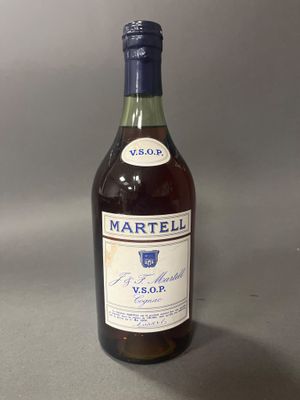 une bouteille de vin posée sur une table