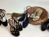 plusieurs paires de chaussures pour femmes et un panier posés sur une table
