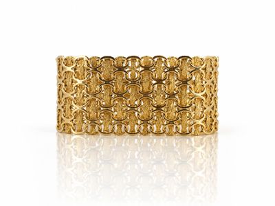 gros plan d'une bague en or sur une surface blanche