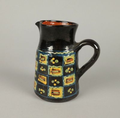 un vase noir et orange orné d'un motif