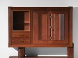 une image d'une armoire en bois avec une porte en verre