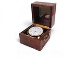 une petite boîte en bois avec une horloge à l'intérieur
