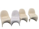 trois chaises en plastique blanches placées côte à côte sur une surface blanche