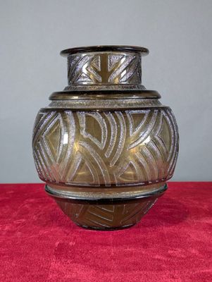 un vase posé sur une surface rouge