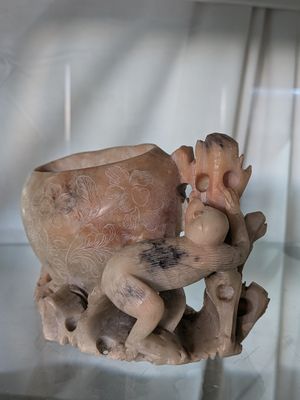 un vase orné d'une figurine