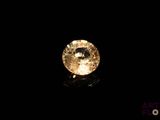 gros plan d'un diamant jaune sur une surface noire