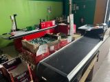 un tapis roulant dans un entrepôt rempli de cartons de boissons gazeuses