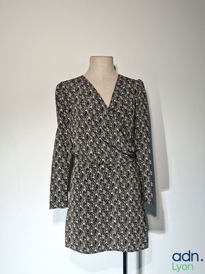une photo d'une robe noire et blanche sur un mannequin