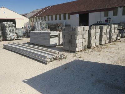 un tas de parpaings devant un immeuble