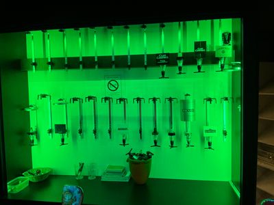 an image of a green light in a lab