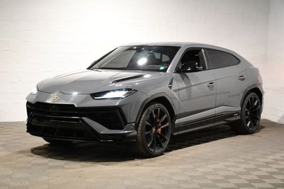 Le SUV Lamb est garé dans un garage au sol carrelé