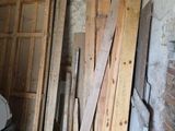 de nombreux morceaux de bois empilés sur le sol dans une pièce
