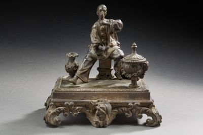 une statue d'un homme assis sur une table