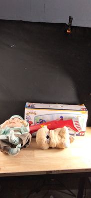 une table sur laquelle se trouvent un ours en peluche, des livres et d'autres objets